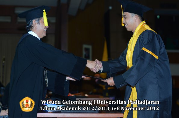 wisuda-unpad-gel-i-ta-2012_2013-fakultas-ekonomi-dan-bisnis-oleh-dekan-147