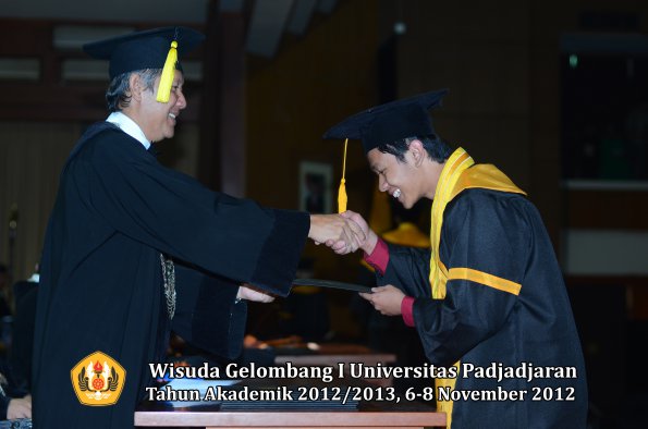 wisuda-unpad-gel-i-ta-2012_2013-fakultas-ekonomi-dan-bisnis-oleh-dekan-148