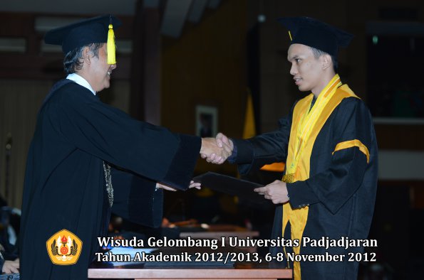 wisuda-unpad-gel-i-ta-2012_2013-fakultas-ekonomi-dan-bisnis-oleh-dekan-149