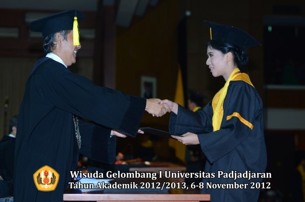 wisuda-unpad-gel-i-ta-2012_2013-fakultas-ekonomi-dan-bisnis-oleh-dekan-150