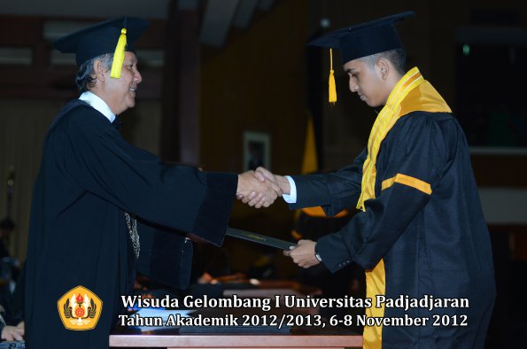 wisuda-unpad-gel-i-ta-2012_2013-fakultas-ekonomi-dan-bisnis-oleh-dekan-151