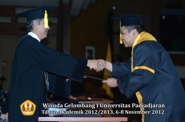 wisuda-unpad-gel-i-ta-2012_2013-fakultas-ekonomi-dan-bisnis-oleh-dekan-152