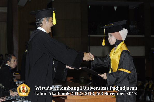 wisuda-unpad-gel-i-ta-2012_2013-fakultas-ekonomi-dan-bisnis-oleh-dekan-153