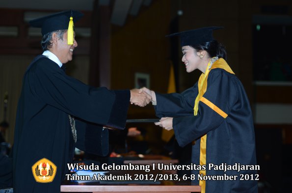 wisuda-unpad-gel-i-ta-2012_2013-fakultas-ekonomi-dan-bisnis-oleh-dekan-154