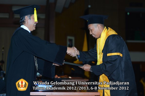 wisuda-unpad-gel-i-ta-2012_2013-fakultas-ekonomi-dan-bisnis-oleh-dekan-155