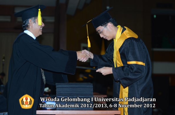 wisuda-unpad-gel-i-ta-2012_2013-fakultas-ekonomi-dan-bisnis-oleh-dekan-156