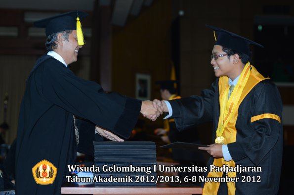 wisuda-unpad-gel-i-ta-2012_2013-fakultas-ekonomi-dan-bisnis-oleh-dekan-157