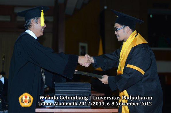 wisuda-unpad-gel-i-ta-2012_2013-fakultas-ekonomi-dan-bisnis-oleh-dekan-158