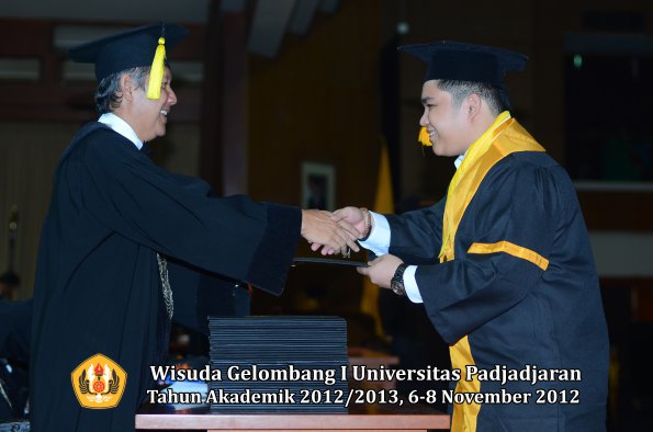 wisuda-unpad-gel-i-ta-2012_2013-fakultas-ekonomi-dan-bisnis-oleh-dekan-159