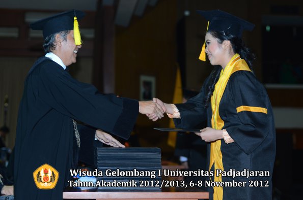 wisuda-unpad-gel-i-ta-2012_2013-fakultas-ekonomi-dan-bisnis-oleh-dekan-160