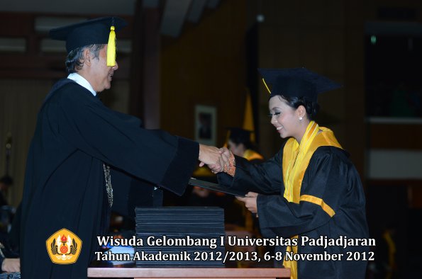 wisuda-unpad-gel-i-ta-2012_2013-fakultas-ekonomi-dan-bisnis-oleh-dekan-161