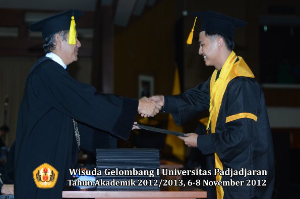 wisuda-unpad-gel-i-ta-2012_2013-fakultas-ekonomi-dan-bisnis-oleh-dekan-162