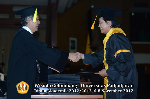 wisuda-unpad-gel-i-ta-2012_2013-fakultas-ekonomi-dan-bisnis-oleh-dekan-163