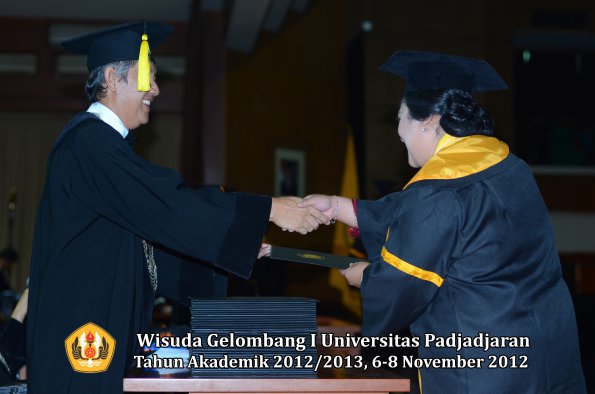 wisuda-unpad-gel-i-ta-2012_2013-fakultas-ekonomi-dan-bisnis-oleh-dekan-164