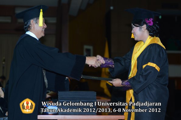 wisuda-unpad-gel-i-ta-2012_2013-fakultas-ekonomi-dan-bisnis-oleh-dekan-165