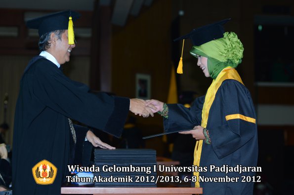 wisuda-unpad-gel-i-ta-2012_2013-fakultas-ekonomi-dan-bisnis-oleh-dekan-166