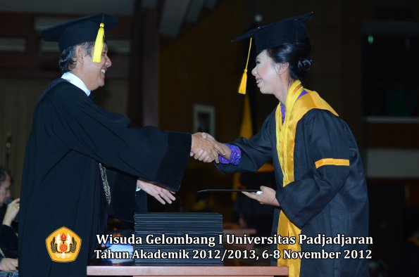 wisuda-unpad-gel-i-ta-2012_2013-fakultas-ekonomi-dan-bisnis-oleh-dekan-167