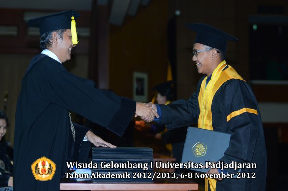 wisuda-unpad-gel-i-ta-2012_2013-fakultas-ekonomi-dan-bisnis-oleh-dekan-168