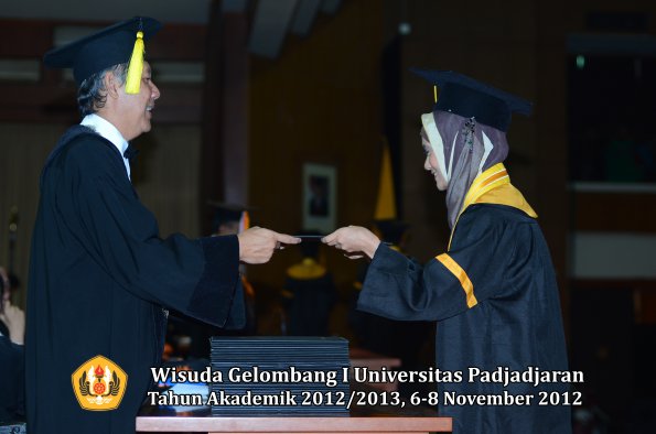 wisuda-unpad-gel-i-ta-2012_2013-fakultas-ekonomi-dan-bisnis-oleh-dekan-169