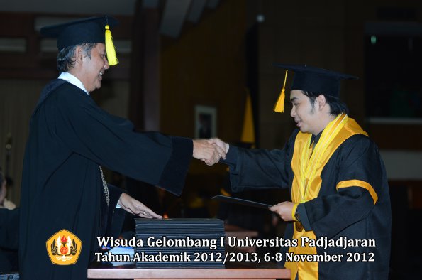 wisuda-unpad-gel-i-ta-2012_2013-fakultas-ekonomi-dan-bisnis-oleh-dekan-170