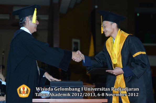 wisuda-unpad-gel-i-ta-2012_2013-fakultas-ekonomi-dan-bisnis-oleh-dekan-171