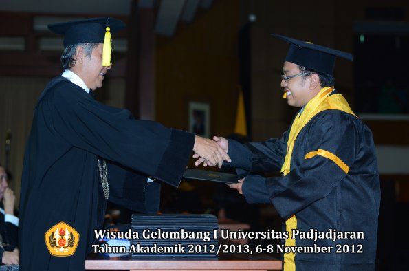 wisuda-unpad-gel-i-ta-2012_2013-fakultas-ekonomi-dan-bisnis-oleh-dekan-172