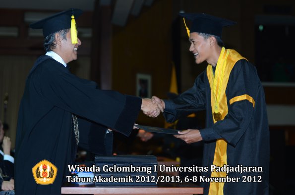 wisuda-unpad-gel-i-ta-2012_2013-fakultas-ekonomi-dan-bisnis-oleh-dekan-173