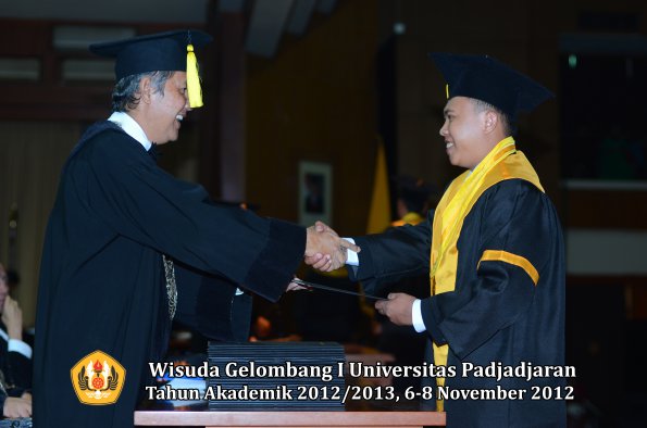 wisuda-unpad-gel-i-ta-2012_2013-fakultas-ekonomi-dan-bisnis-oleh-dekan-174