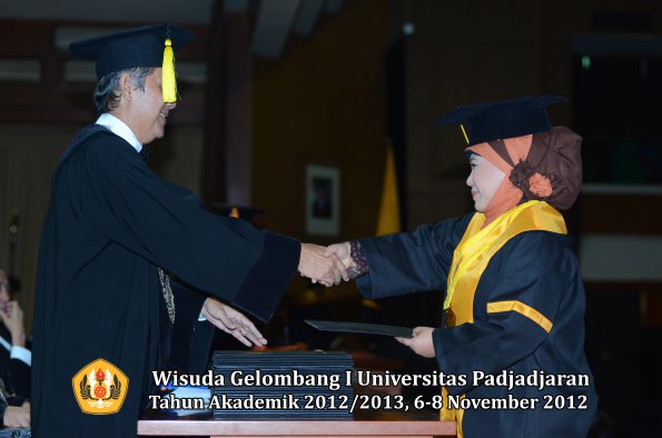 wisuda-unpad-gel-i-ta-2012_2013-fakultas-ekonomi-dan-bisnis-oleh-dekan-175