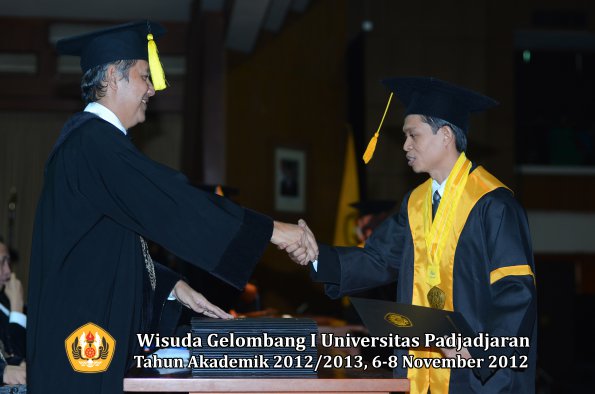 wisuda-unpad-gel-i-ta-2012_2013-fakultas-ekonomi-dan-bisnis-oleh-dekan-176