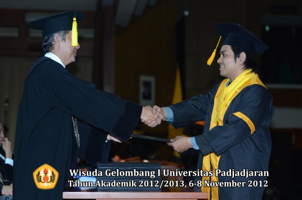 wisuda-unpad-gel-i-ta-2012_2013-fakultas-ekonomi-dan-bisnis-oleh-dekan-177