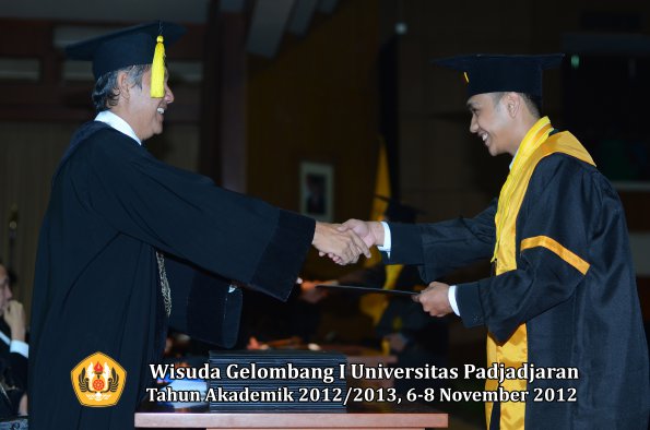 wisuda-unpad-gel-i-ta-2012_2013-fakultas-ekonomi-dan-bisnis-oleh-dekan-178