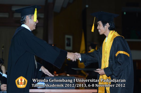 wisuda-unpad-gel-i-ta-2012_2013-fakultas-ekonomi-dan-bisnis-oleh-dekan-179