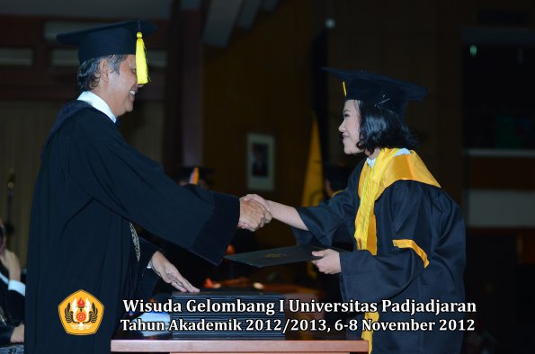 wisuda-unpad-gel-i-ta-2012_2013-fakultas-ekonomi-dan-bisnis-oleh-dekan-180