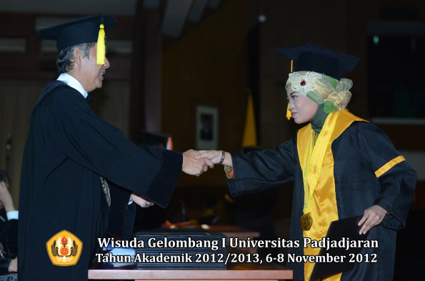 wisuda-unpad-gel-i-ta-2012_2013-fakultas-ekonomi-dan-bisnis-oleh-dekan-181