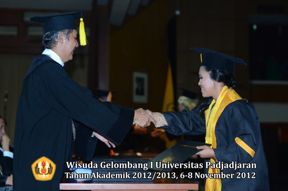 wisuda-unpad-gel-i-ta-2012_2013-fakultas-ekonomi-dan-bisnis-oleh-dekan-182