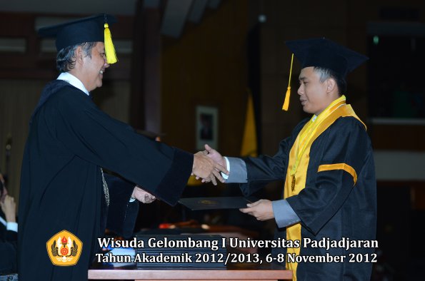 wisuda-unpad-gel-i-ta-2012_2013-fakultas-ekonomi-dan-bisnis-oleh-dekan-183