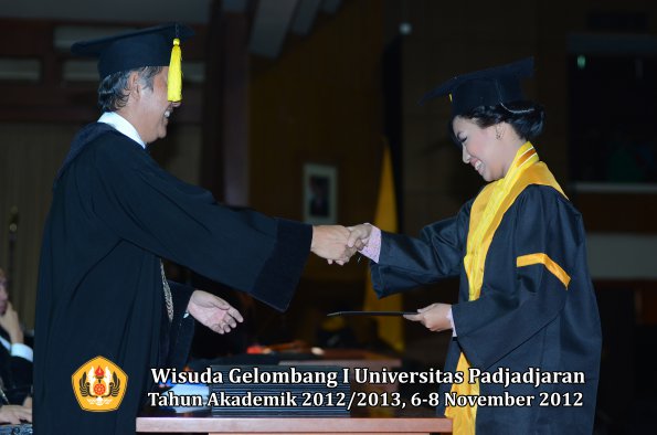 wisuda-unpad-gel-i-ta-2012_2013-fakultas-ekonomi-dan-bisnis-oleh-dekan-184