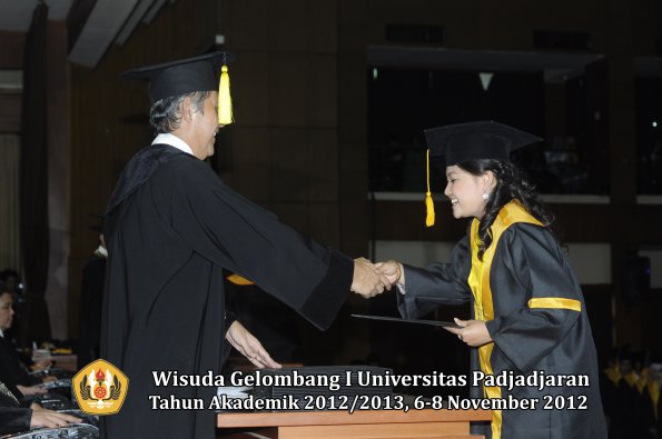 wisuda-unpad-gel-i-ta-2012_2013-fakultas-ekonomi-dan-bisnis-oleh-dekan-185