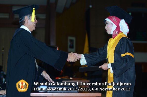 wisuda-unpad-gel-i-ta-2012_2013-fakultas-ekonomi-dan-bisnis-oleh-dekan-186