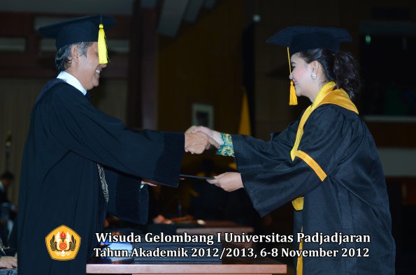 wisuda-unpad-gel-i-ta-2012_2013-fakultas-ekonomi-dan-bisnis-oleh-dekan-187