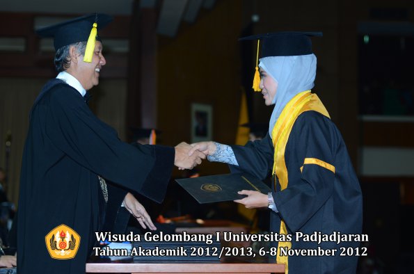 wisuda-unpad-gel-i-ta-2012_2013-fakultas-ekonomi-dan-bisnis-oleh-dekan-188