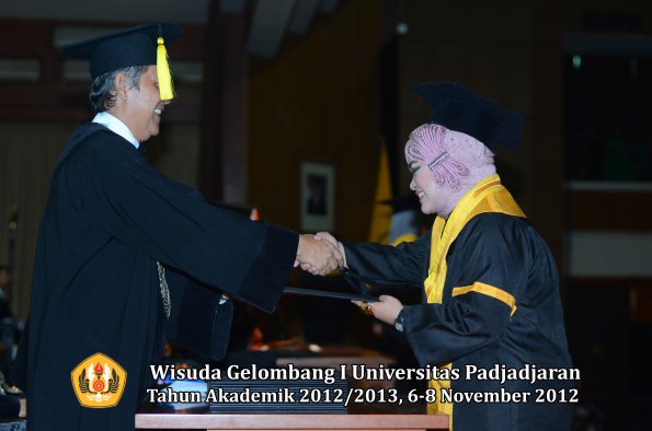 wisuda-unpad-gel-i-ta-2012_2013-fakultas-ekonomi-dan-bisnis-oleh-dekan-189