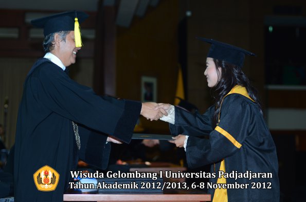 wisuda-unpad-gel-i-ta-2012_2013-fakultas-ekonomi-dan-bisnis-oleh-dekan-190