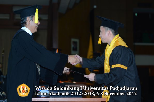 wisuda-unpad-gel-i-ta-2012_2013-fakultas-ekonomi-dan-bisnis-oleh-dekan-191