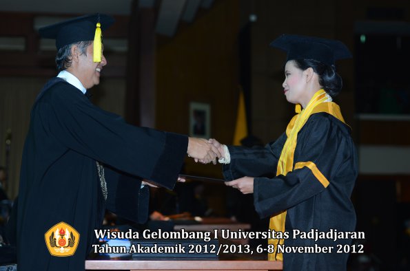 wisuda-unpad-gel-i-ta-2012_2013-fakultas-ekonomi-dan-bisnis-oleh-dekan-192