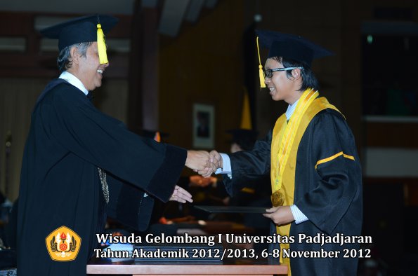 wisuda-unpad-gel-i-ta-2012_2013-fakultas-ekonomi-dan-bisnis-oleh-dekan-193