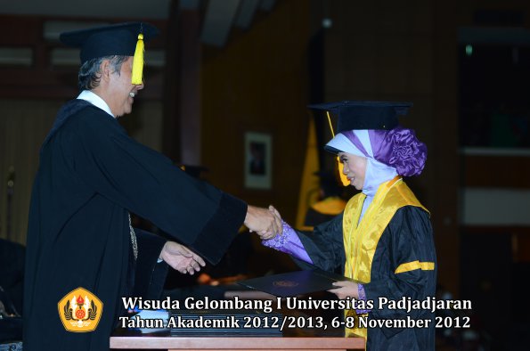 wisuda-unpad-gel-i-ta-2012_2013-fakultas-ekonomi-dan-bisnis-oleh-dekan-194