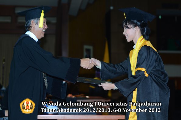 wisuda-unpad-gel-i-ta-2012_2013-fakultas-ekonomi-dan-bisnis-oleh-dekan-195