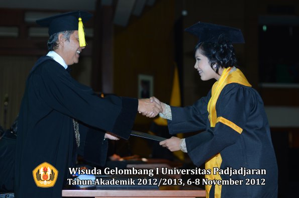 wisuda-unpad-gel-i-ta-2012_2013-fakultas-ekonomi-dan-bisnis-oleh-dekan-196